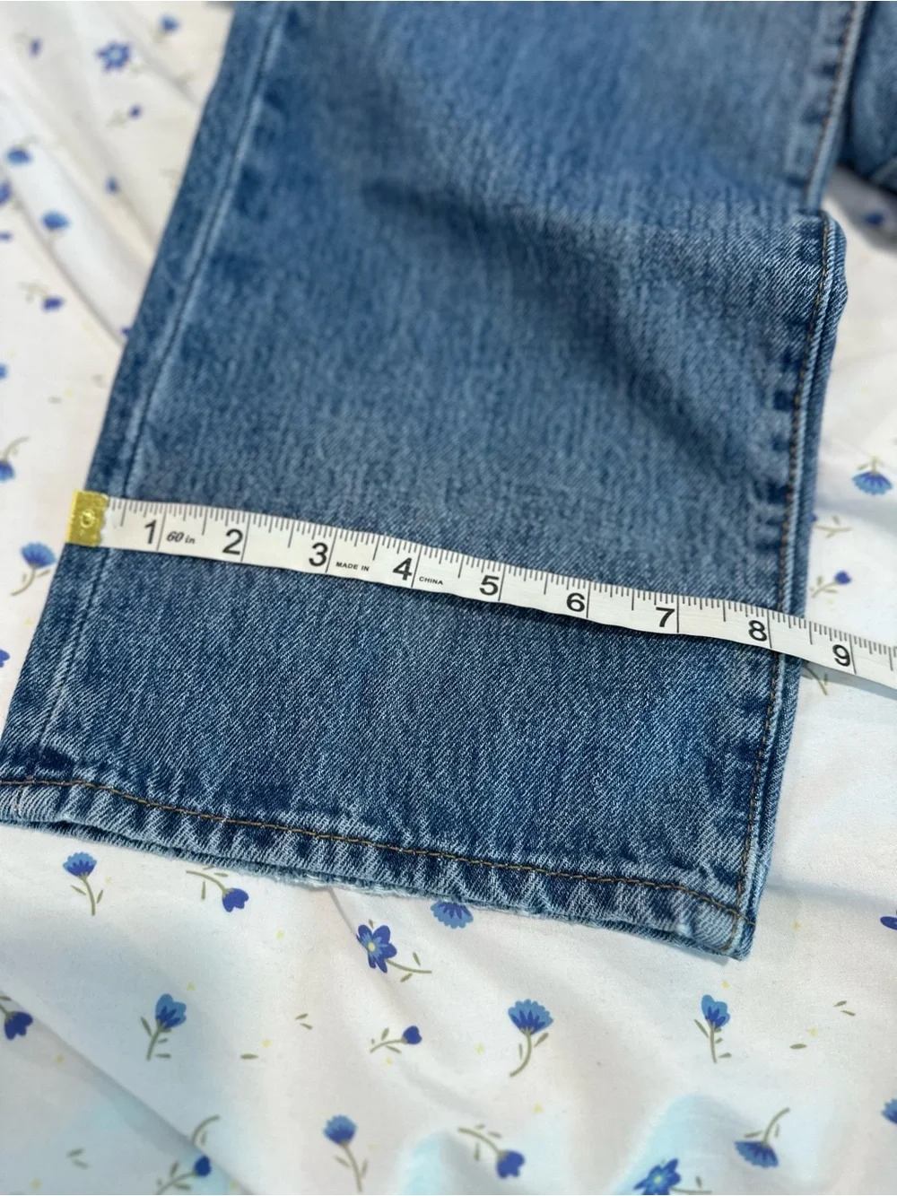 VTG style Levi's 501 Sz: 34x32 button fly straight leg medium wash blue jeans.
